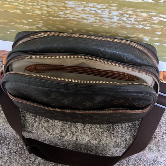 Louis Vuitton Monogram Reporter Bag in good used condition.L10.5”xH8”xD4.5” - Picture 2 of 11
